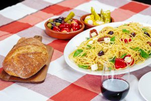 Herkkutilan Välimeren Mix Antipasto -pastasalaatti kannattaa buffet-pöydässä tarjoilla laakealta vadilta.