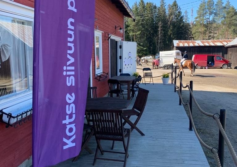 Herkkutilan tukemassa ratsastuskilpailuja